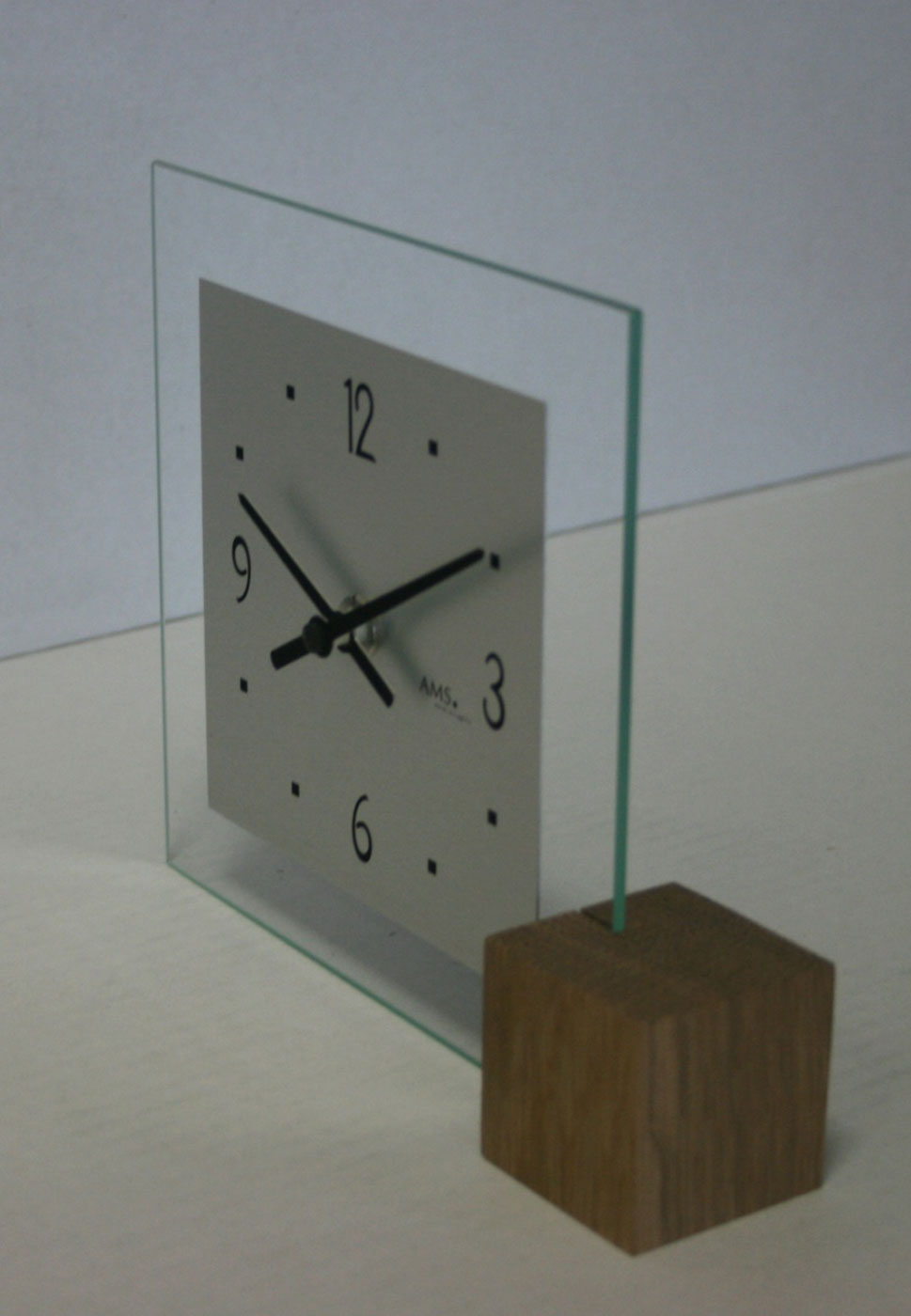 AMS Tischuhr 16x19x4 cm Glas • Präzises Quarzuhrwerk • Modernes Design