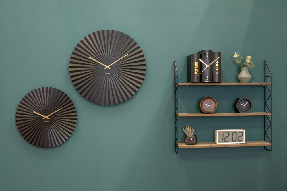 Karlsson Wanduhr 50x50x6,5 cm Metall • Modernes Design • Kalenderanzeige