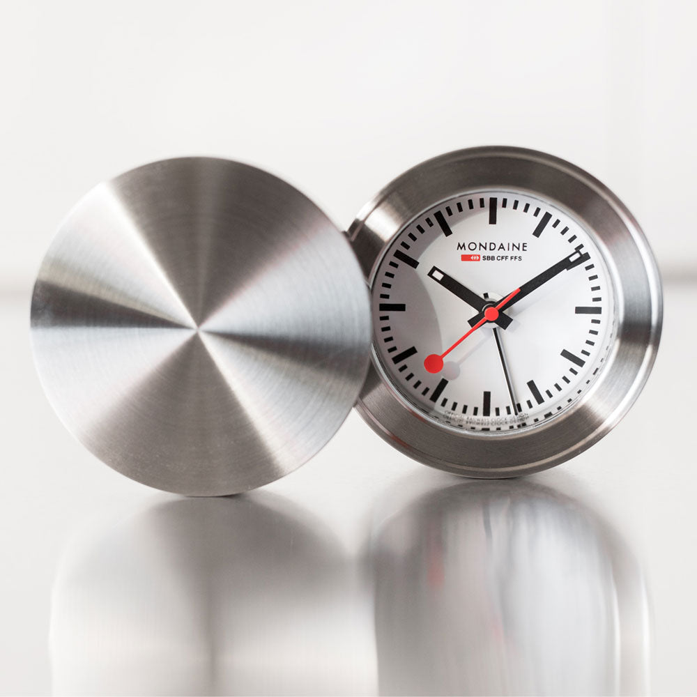 Mondaine Classic Reisewecker 5.0 cm Metall • Ikonisches Design • Präzises Quarzwerk