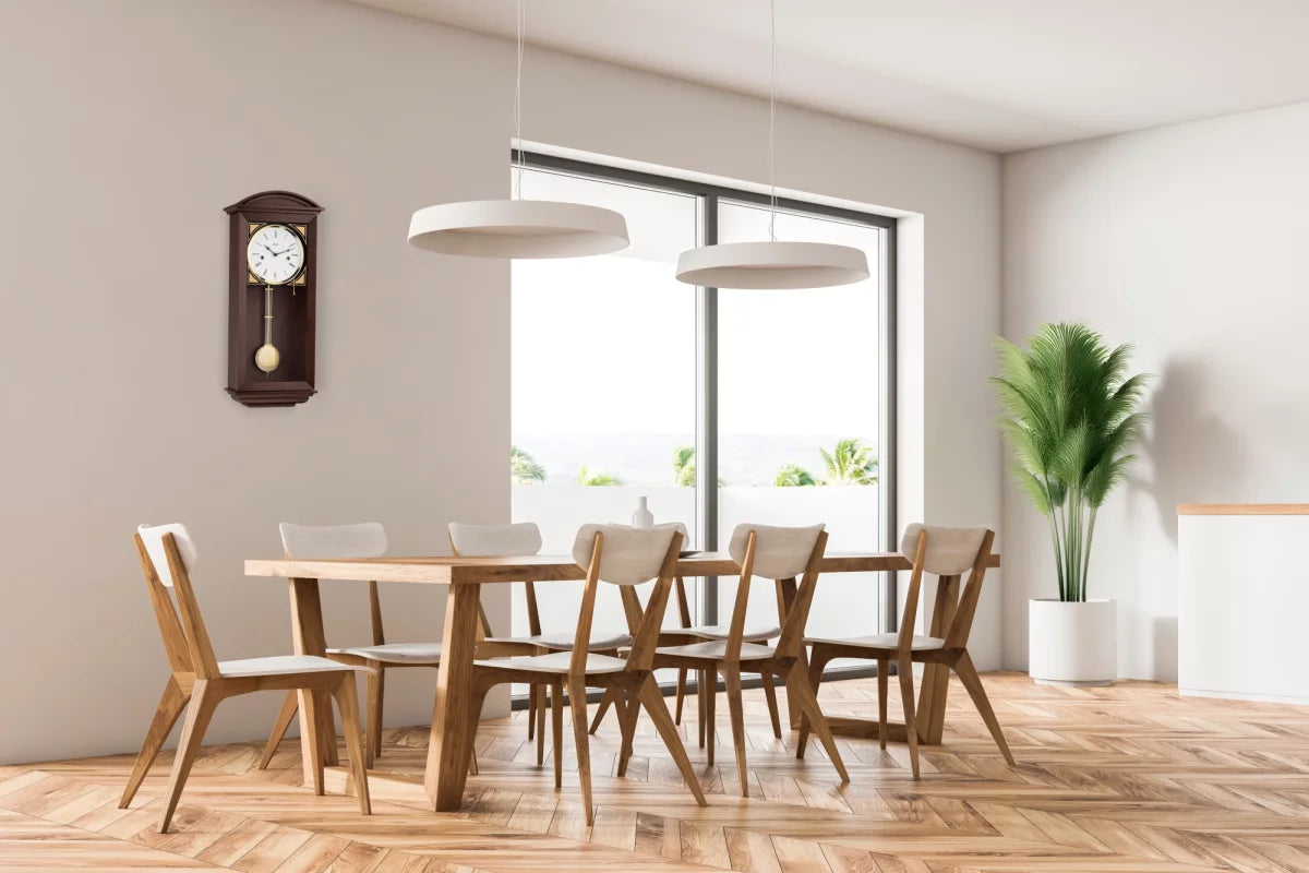 Pendeluhr aus Nussbaumholz Rückwand und Giebel in Wurzeloptik - Hermle Modell: 71025-030141