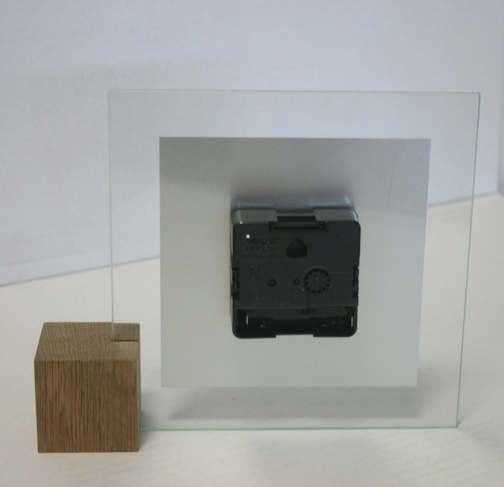 AMS Tischuhr 16x19x4 cm Glas • Präzises Quarzuhrwerk • Modernes Design