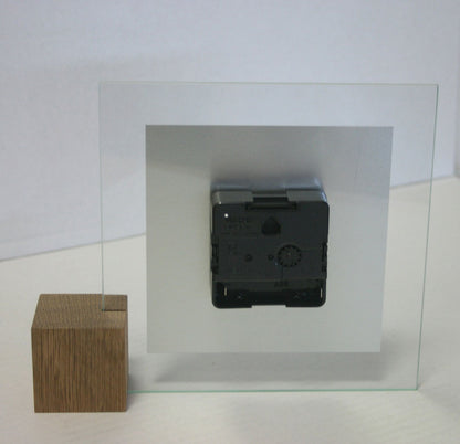 AMS Tischuhr 16x19x4 cm Glas • Präzises Quarzuhrwerk • Modernes Design