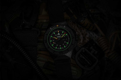 Traser P69 Black Stealth 109854 Herren Uhr • Trigalight-Technologie • Schweizer Quarzwerk