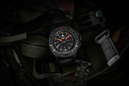Traser P69 Black Stealth 109854 Herren Uhr • Trigalight-Technologie • Schweizer Quarzwerk
