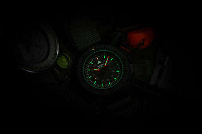 Traser P69 Black Stealth 109858 Herren Uhr • Swiss Made Quarz • Trigalight Leuchttechnologie