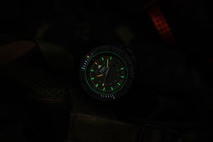 Traser P69 Black Stealth 109859 Herren Uhr • Schweizer Quarzwerk • Trigalight Beleuchtung