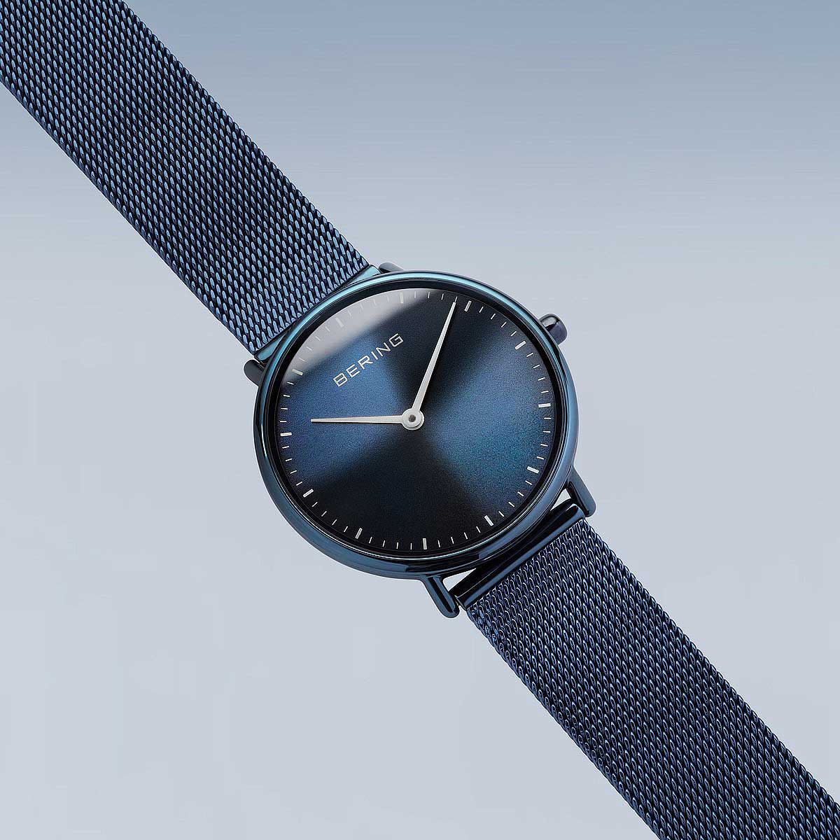 Bering Ultra Slim 15729-397 Damenuhr • Kratzfestes Saphirglas • Blaues Milanaise-Band