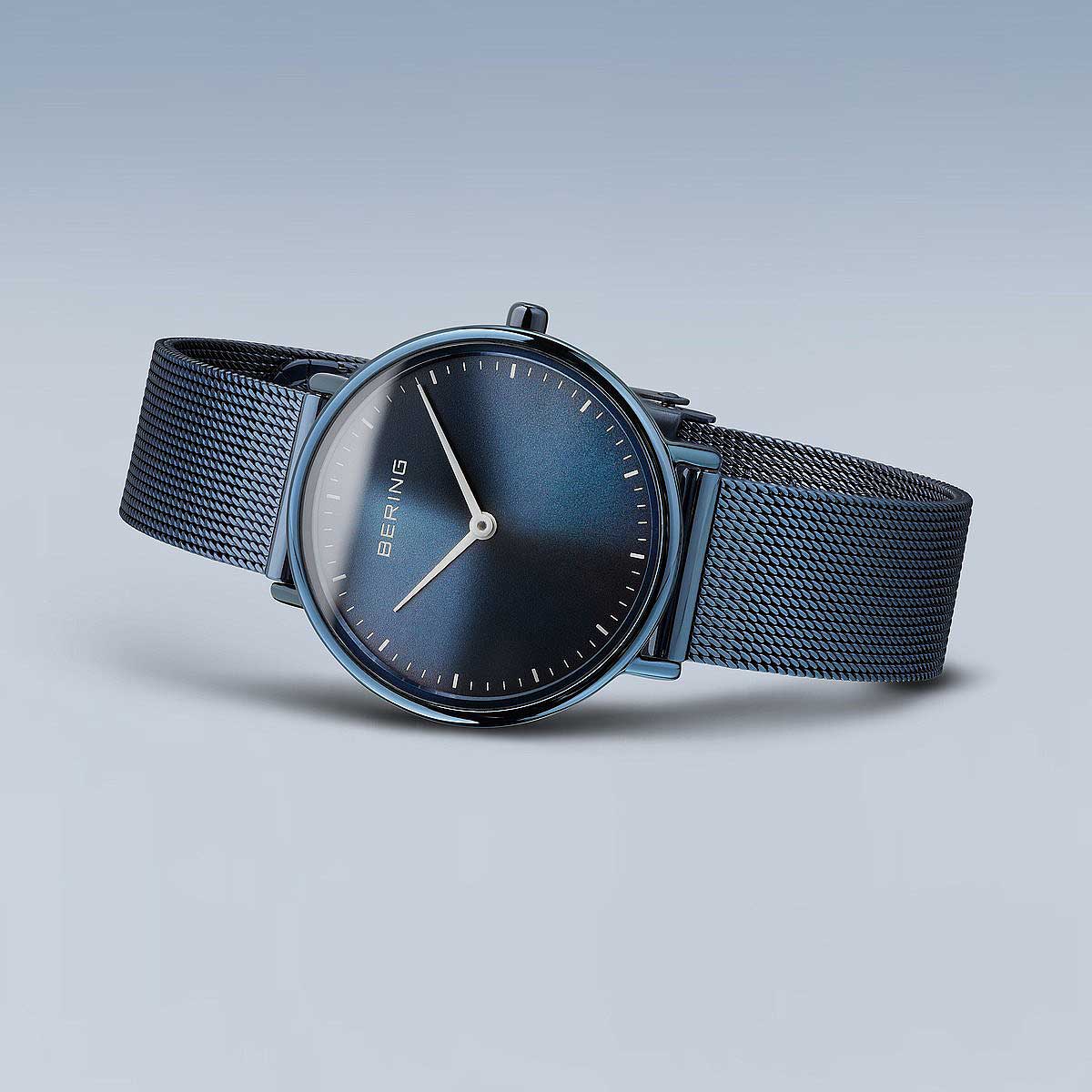 Bering Ultra Slim 15729-397 Damenuhr • Kratzfestes Saphirglas • Blaues Milanaise-Band