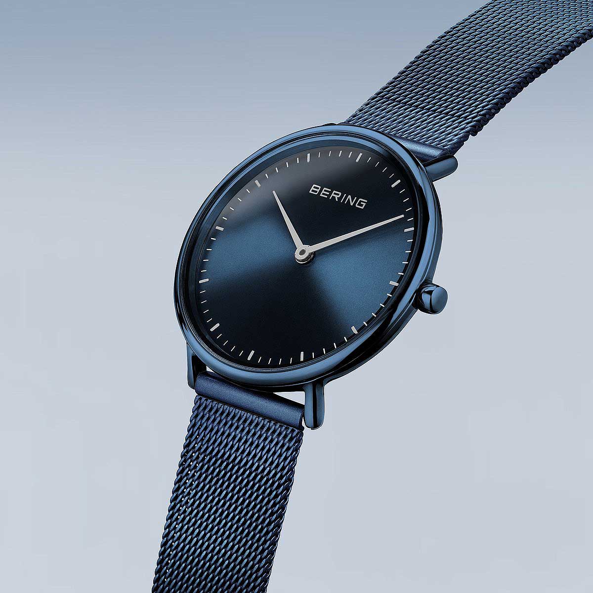 Bering Ultra Slim 15729-397 Damenuhr • Kratzfestes Saphirglas • Blaues Milanaise-Band