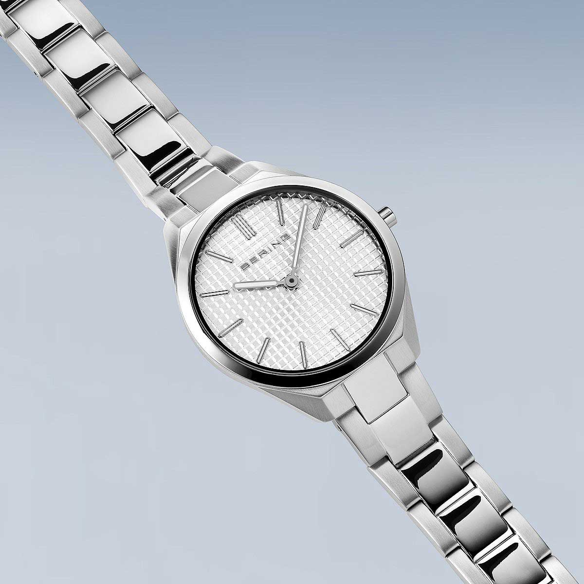 Bering Ultra Slim 17231-700 Damenuhr • Kratzfestes Saphirglas • Flaches Design
