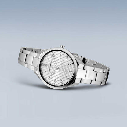 Bering Ultra Slim 17231-700 Damenuhr • Kratzfestes Saphirglas • Flaches Design