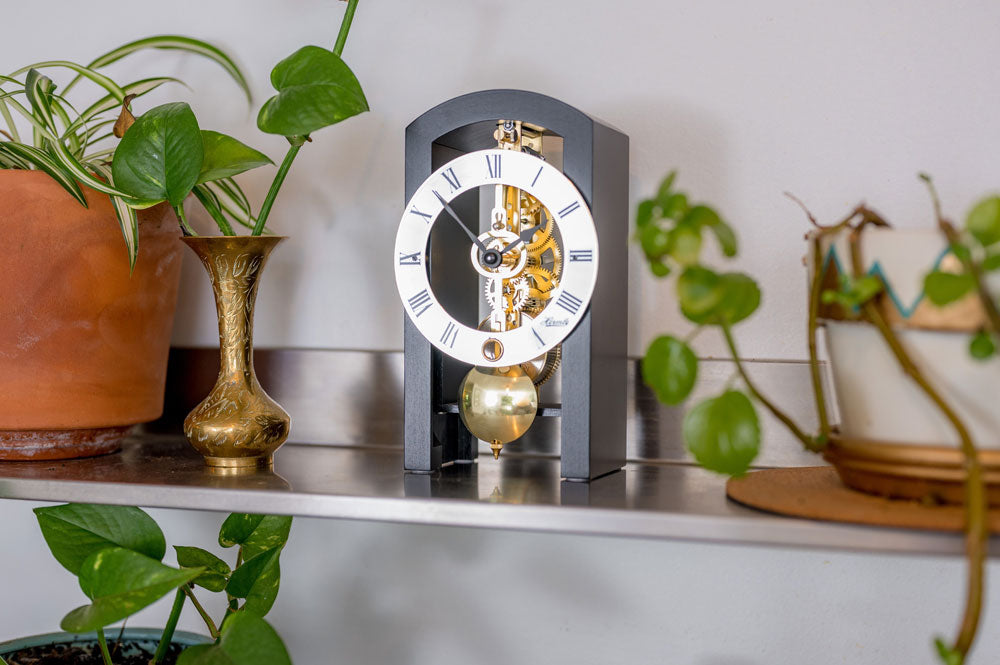 Tischuhr Schwarz Skelettuhrwerk - Hermle Modell: 23015-740721