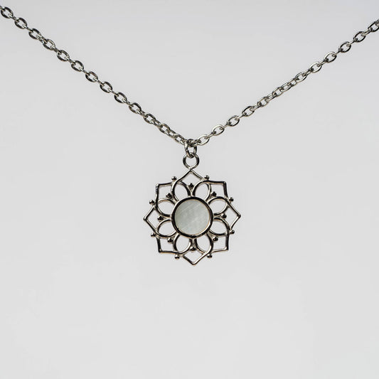 Halskette mit weißem Perlmutt Anhänger - Holzkern Modell: Jewelry