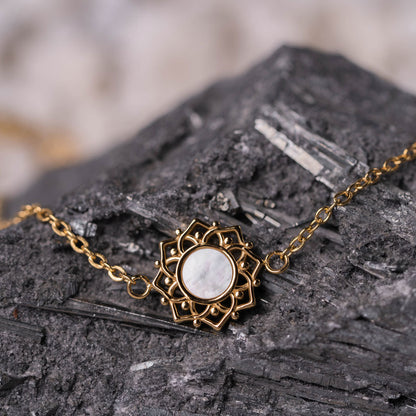 Armband mit weißem Perlmutt Anhänger - Holzkern Modell: Jewelry