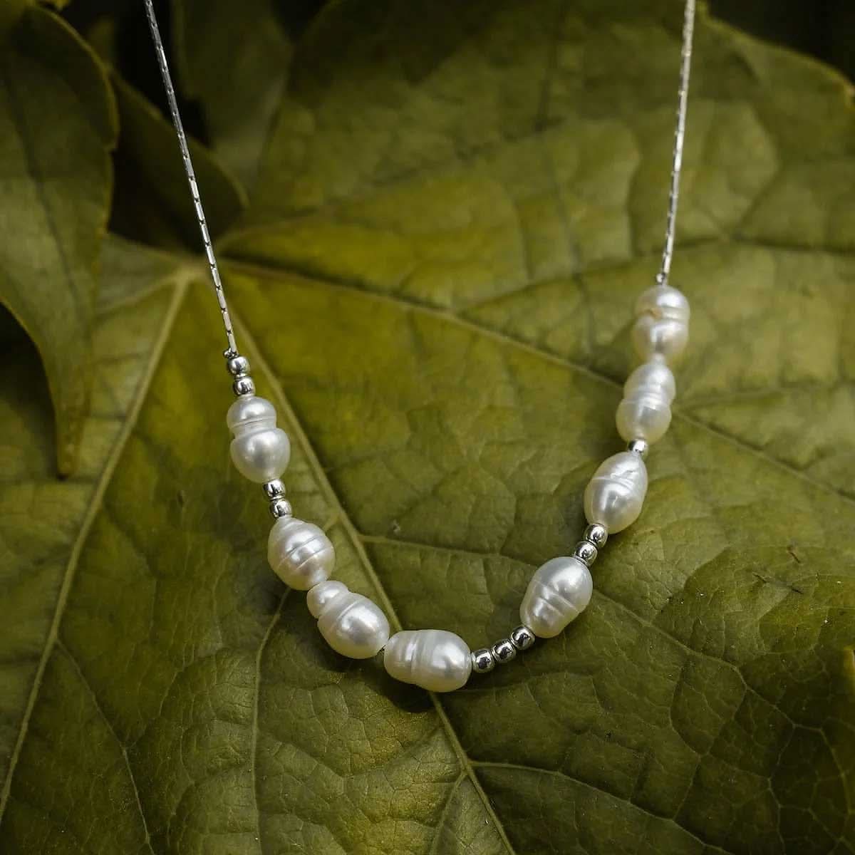 Familytie Necklace (Pearl/Silver) Filigree Necklace with Pearl Pendant - Holzkern Model: Jewelry