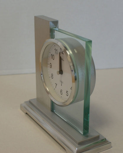 AMS Tischuhr 16x17x6 cm Metall • Modernes Funkwerk • Elegantes Design