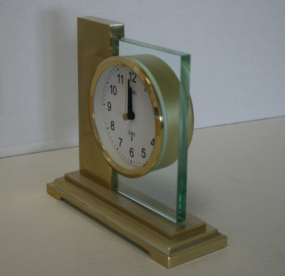 AMS Tischuhr 16x17x6 cm Metall • Funkwerk • Modernes Design
