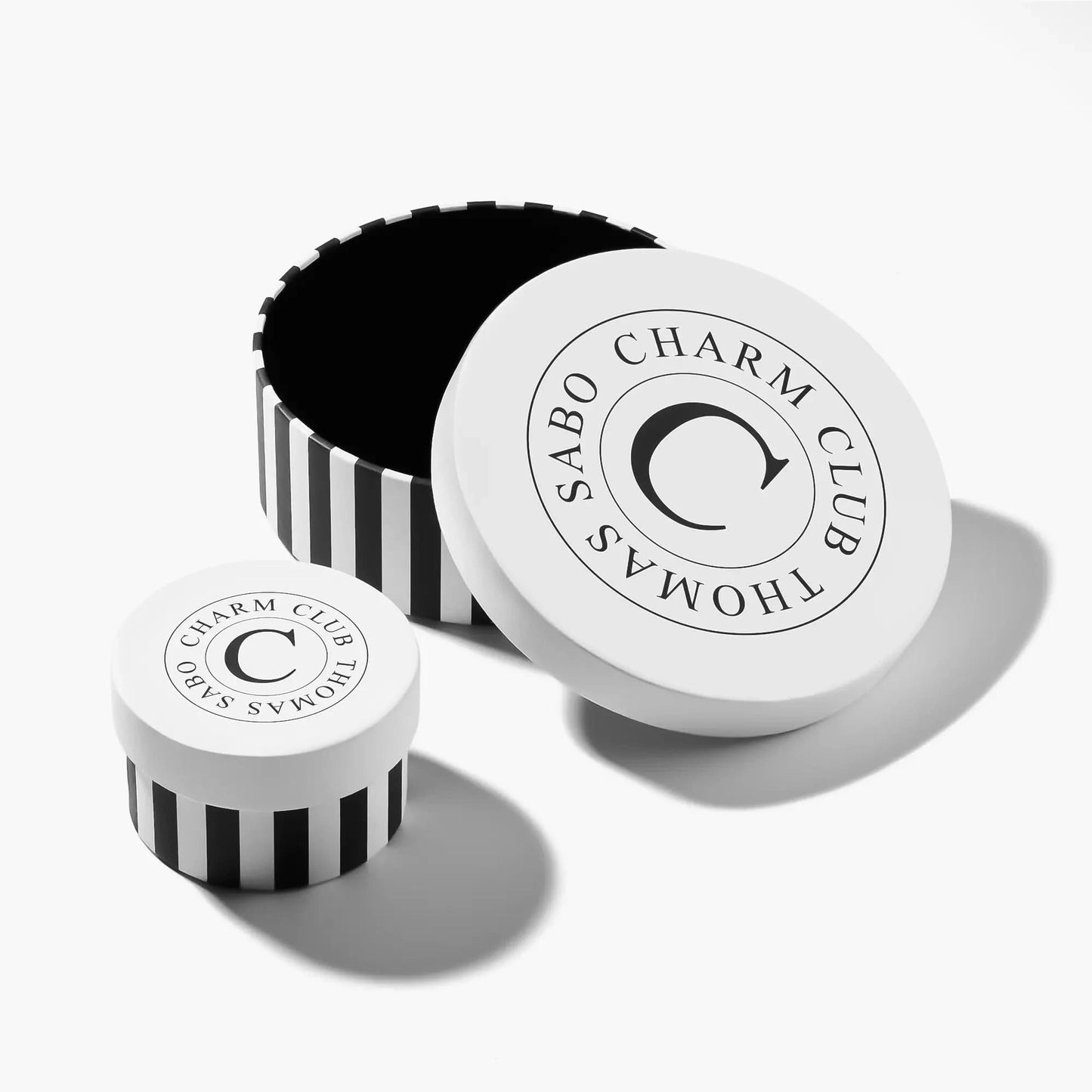 https://www.thomassabo.com/dw/image/v2/AAQY_PRD/on/demandware.static/-/Sites-ts-master-catalog/default/dw44c0c37a/product/C/CC/CC1329/CC1329-051-9_package1.webp?sfrm=png&bgcolor=F9F7F5