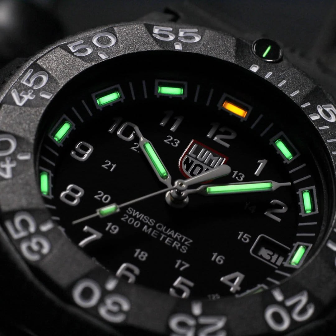 Luminox Original Navy SEAL XS.3001.F Herren Uhr • Swiss Quarz Uhrwerk • Robustes CARBONOX™ Gehäuse
