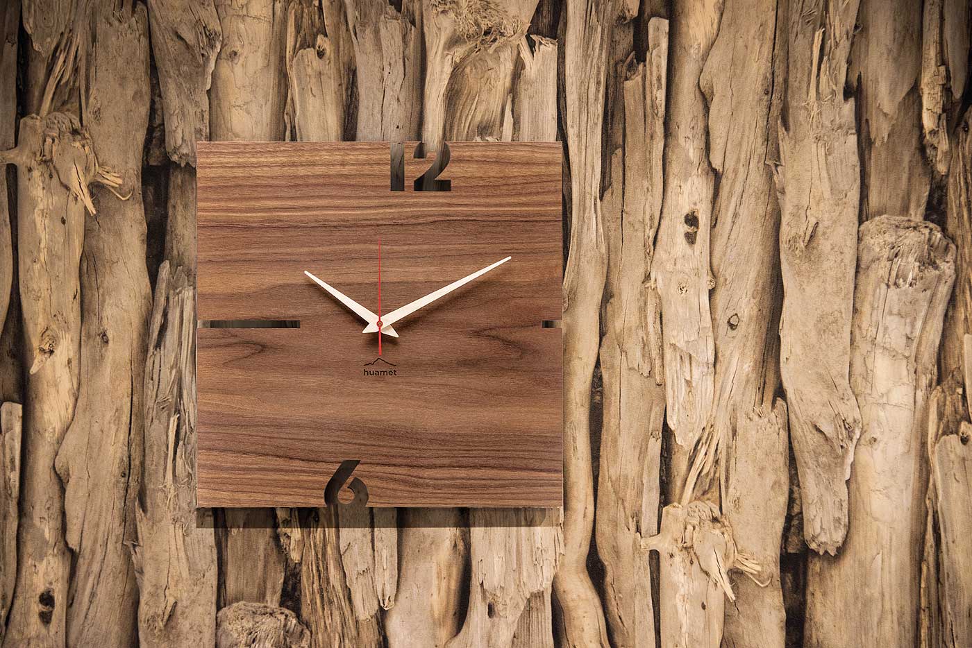 Huamet Wanduhr 30x30x3,7 cm Nussholz • Geräuschloses Quarzwerk • Modernes Design