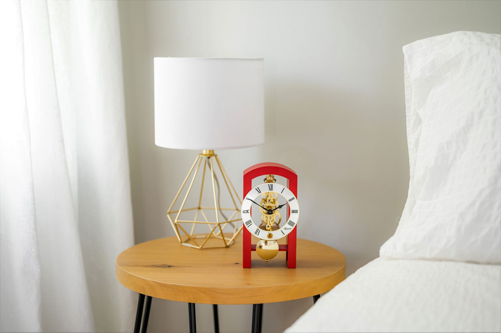 Tischuhr Rot mit Skelettuhrwerk Hermle Modell 23015-360721