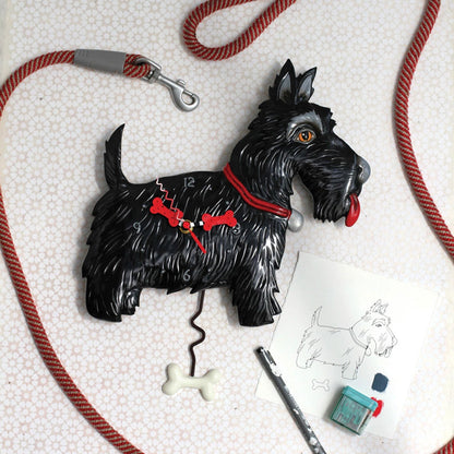 Allen Designs Wanduhr 38,1x29,2x5,1 cm Kunststoff • Einzigartiges Scottie-Design • Präzises Quarzwerk