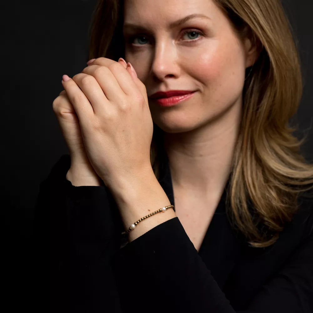 Armband aus 4mm echten Süßwasserperlen, 3 und 4mm großen, goldplattierten Edelstahlsteinen und Edelstahlverschluss - Rebel&Rose Modell: RR-40136-G-M